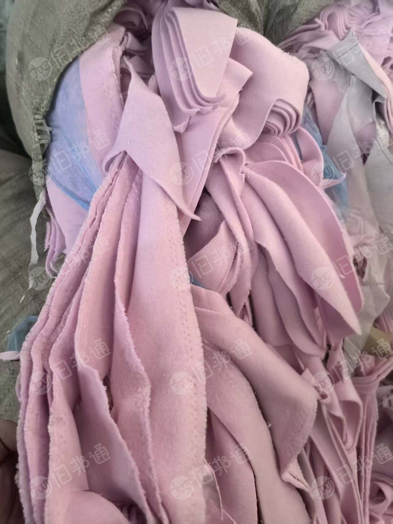 长期出售做卫衣下来的涤棉废布，涤棉开花料，65棉35涤，月供三十吨