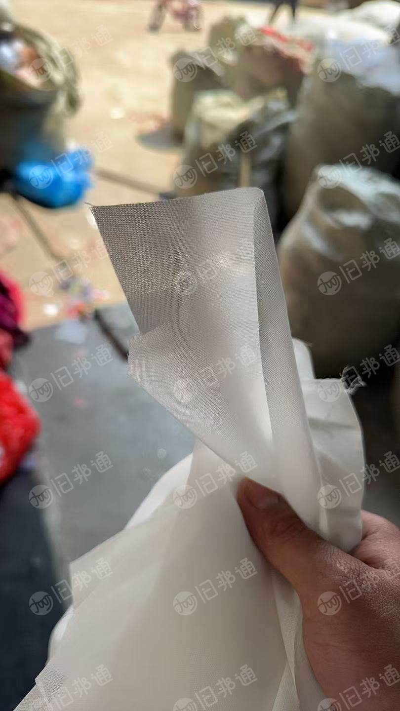 长期出售白色带浆涤纶废布，涤纶边角料，开花料，月供300吨