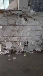 长期出售无膜白卡，带膜花卡纸废料