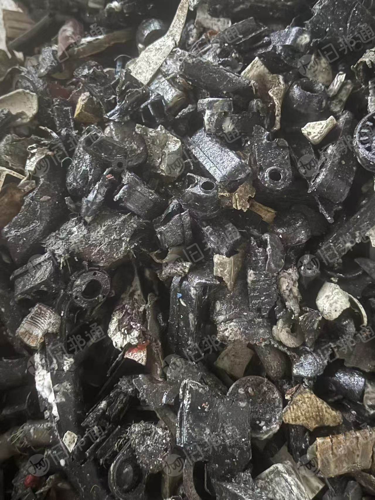 出售过盐水的橡胶杂料，橡胶占五六成