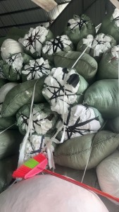 长期出售酒店用品纯涤纶拉丝料，涤纶废布，可做泡泡料，现货40吨左右