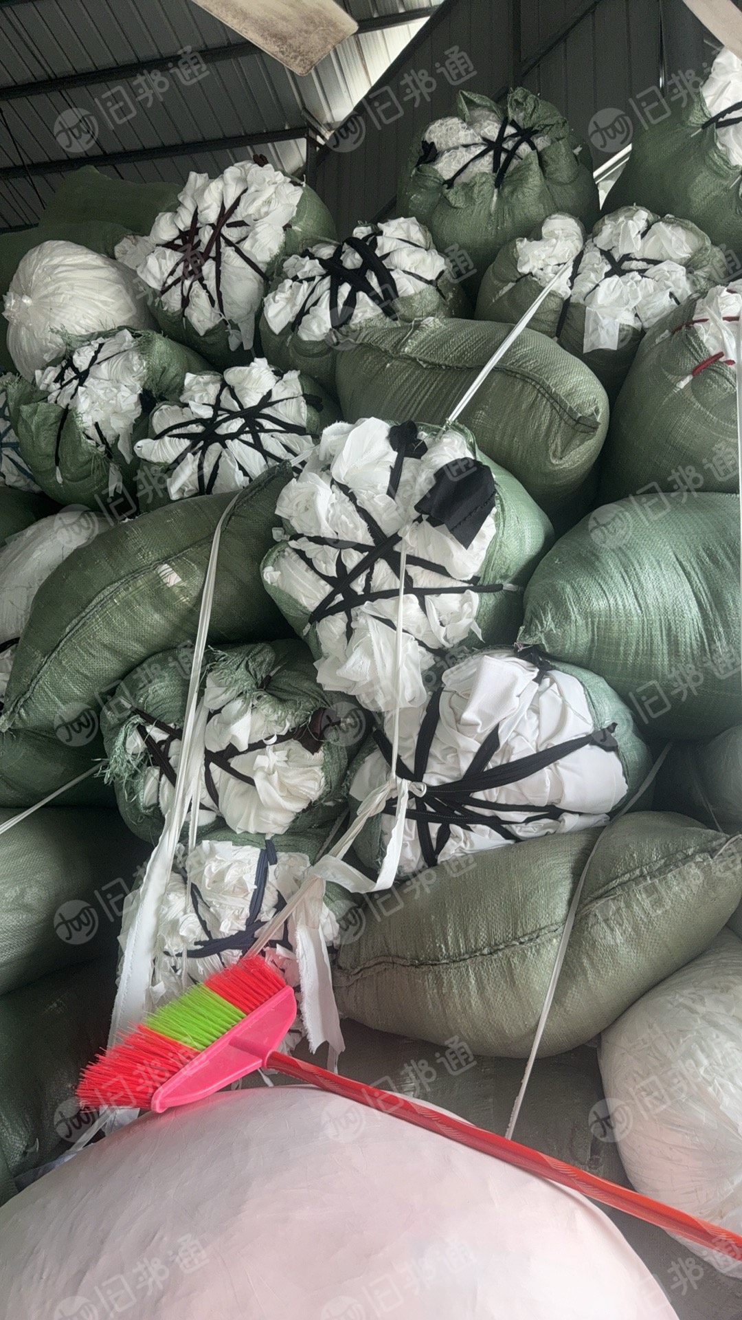 长期出售酒店用品纯涤纶拉丝料,涤纶废布,可做泡泡料,现货40吨左右