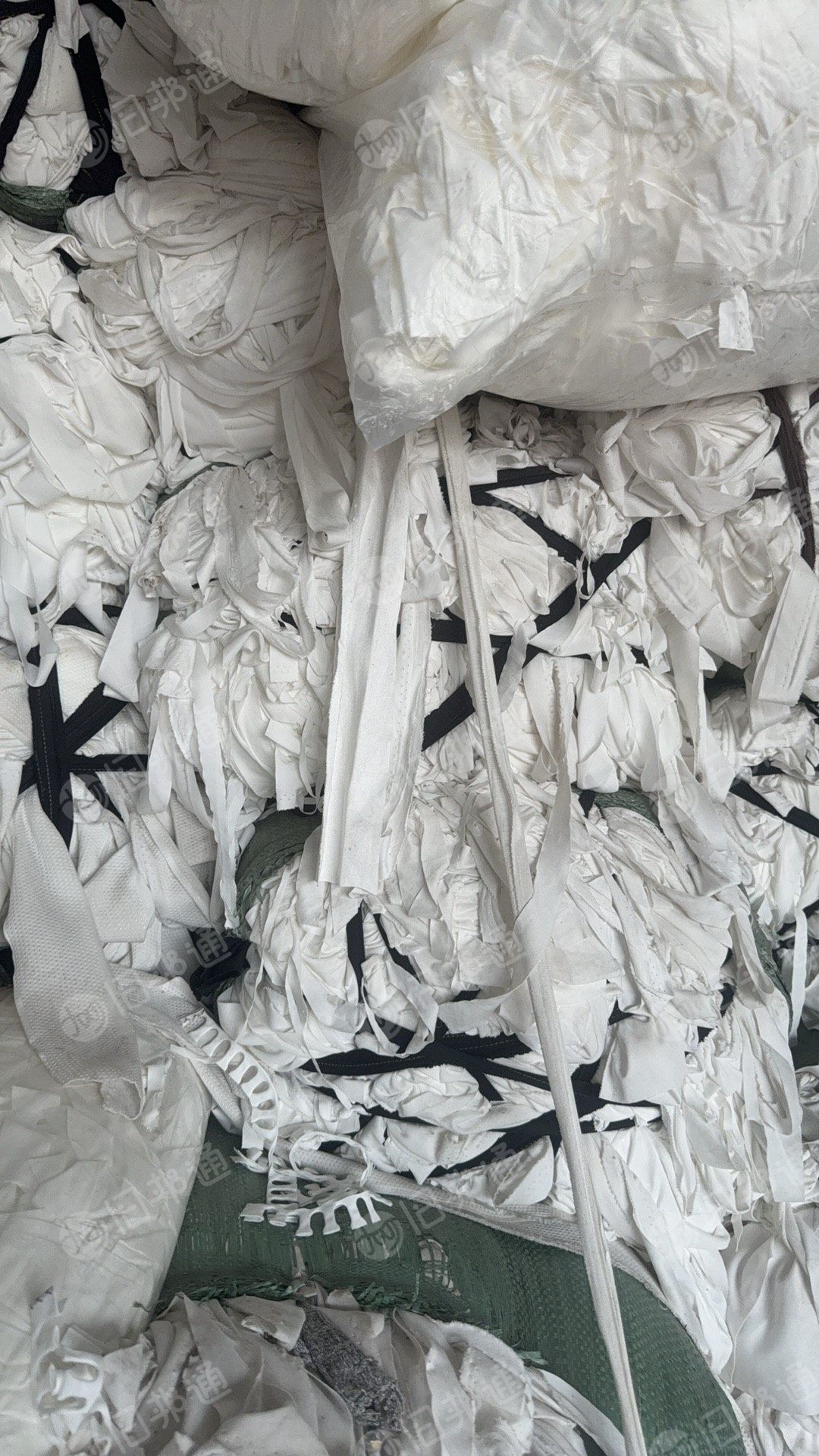 长期出售酒店用品纯涤纶拉丝料，涤纶废布，可做泡泡料，现货40吨左右