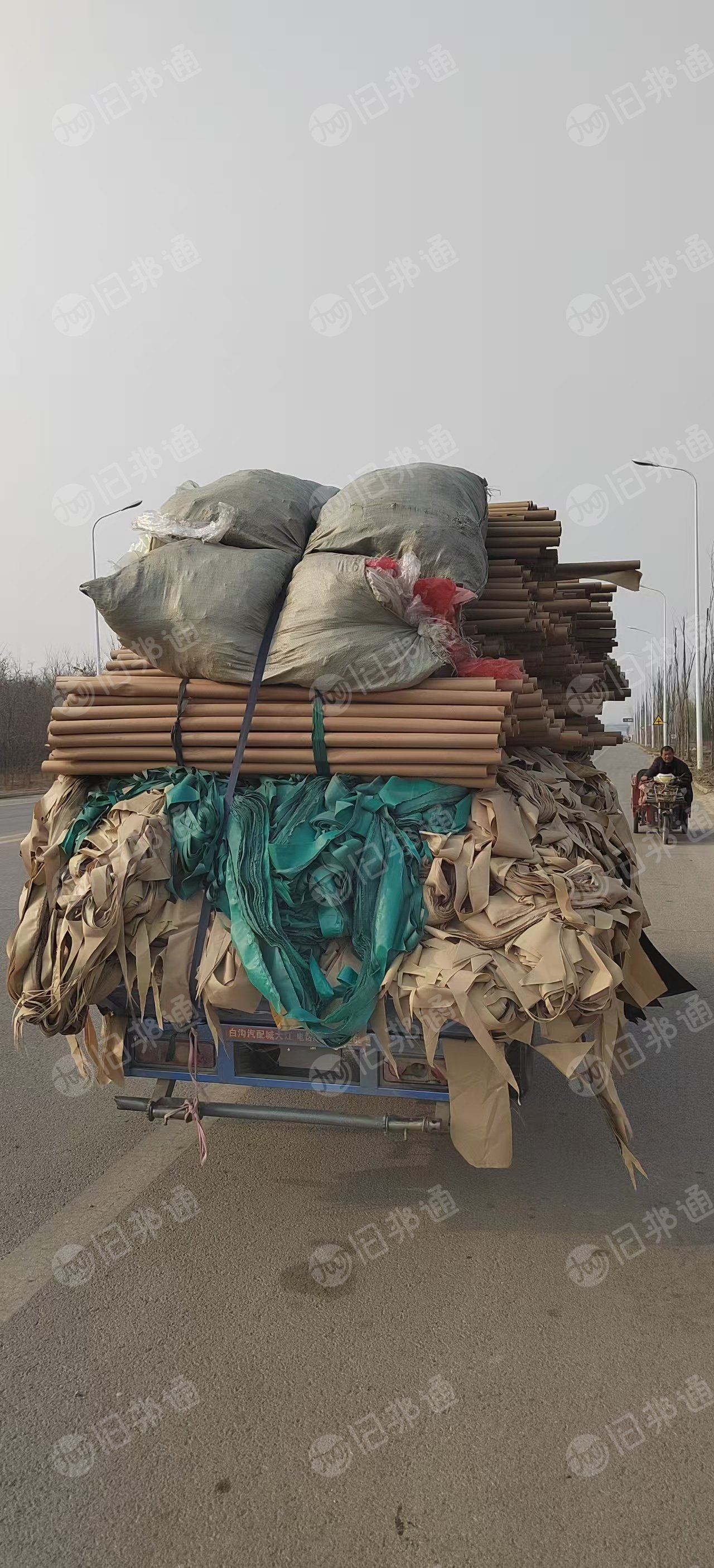 长期出售载料店裁下来的户外座椅牛津布边角料，下脚料，有一面涂层，现货500吨