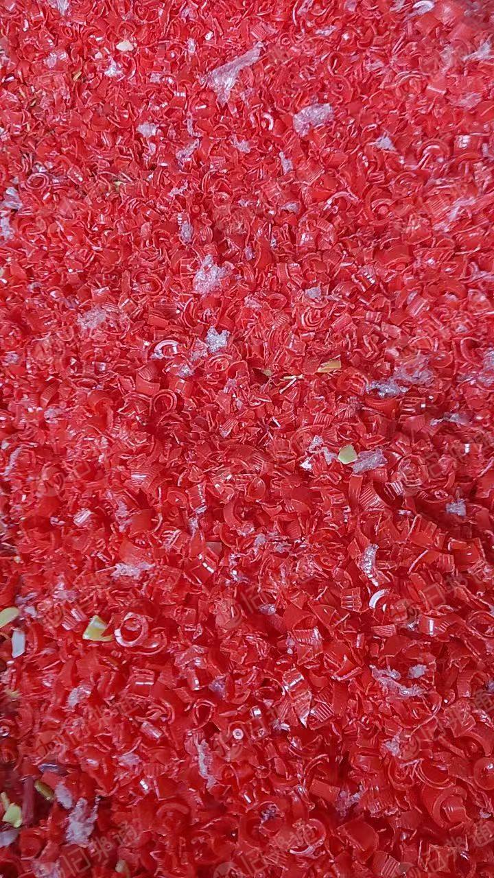 出售全漂红黄低压破碎料，塑料筐跟垃圾桶打的，过两个大桶，现货还有十四五吨