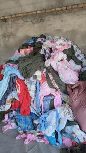 长期出售旧衣服分拣货，旧衣黑料，旧衣服白料，现货各有5吨，货在甘肃武威