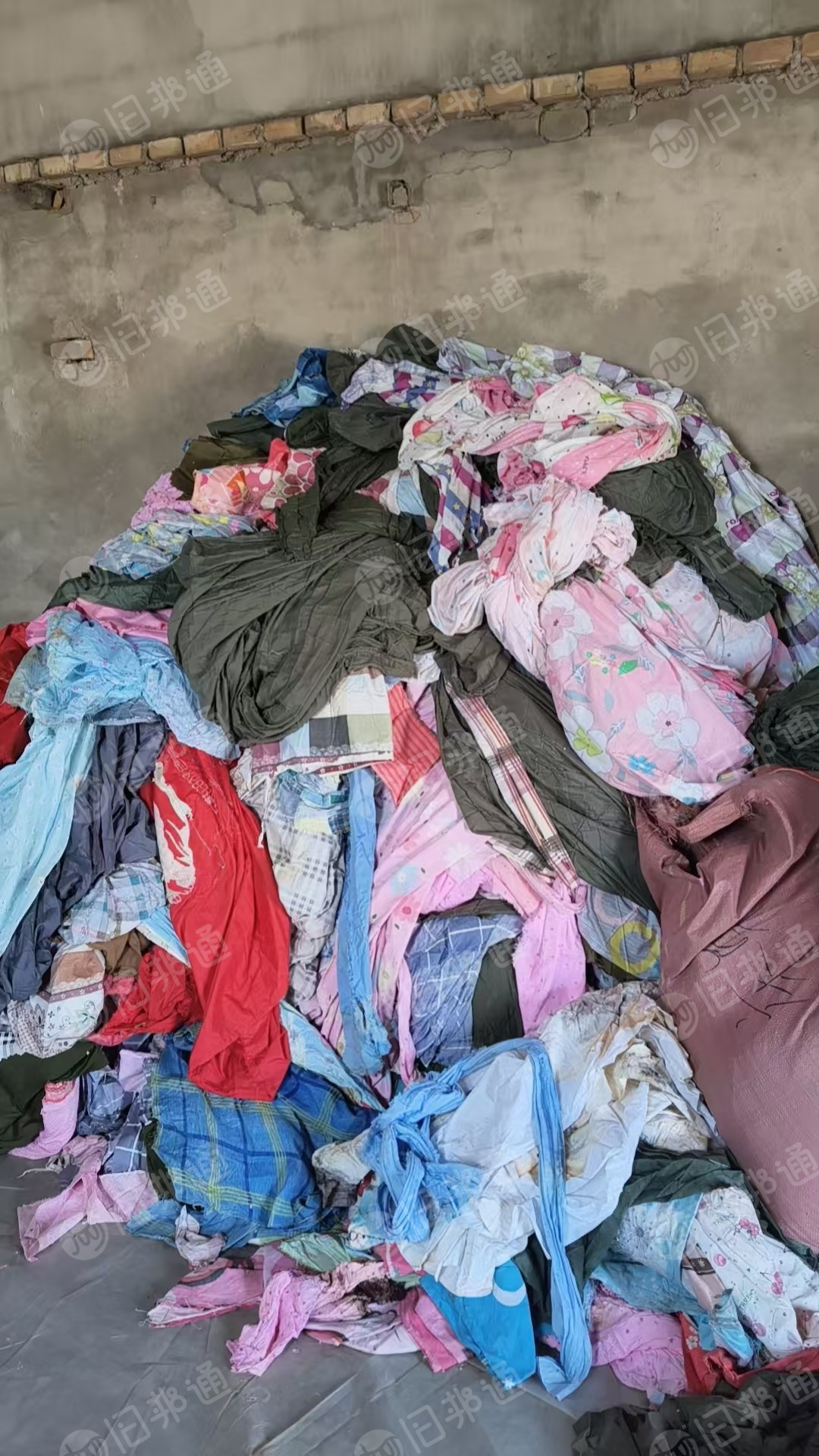 长期出售旧衣服分拣货，旧衣黑料，旧衣服白料，现货各有5吨，货在甘肃武威