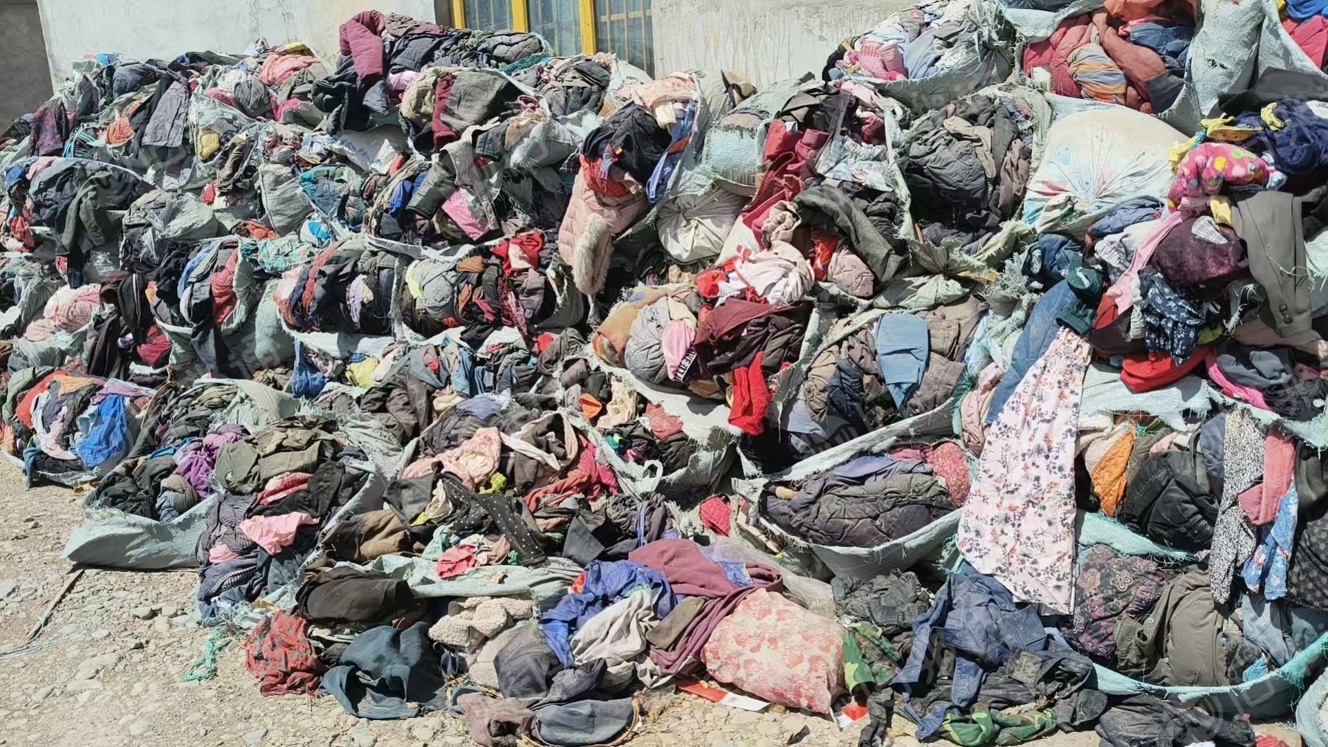 长期出售旧衣服分拣货，旧衣黑料，旧衣服白料，现货各有5吨，货在甘肃武威