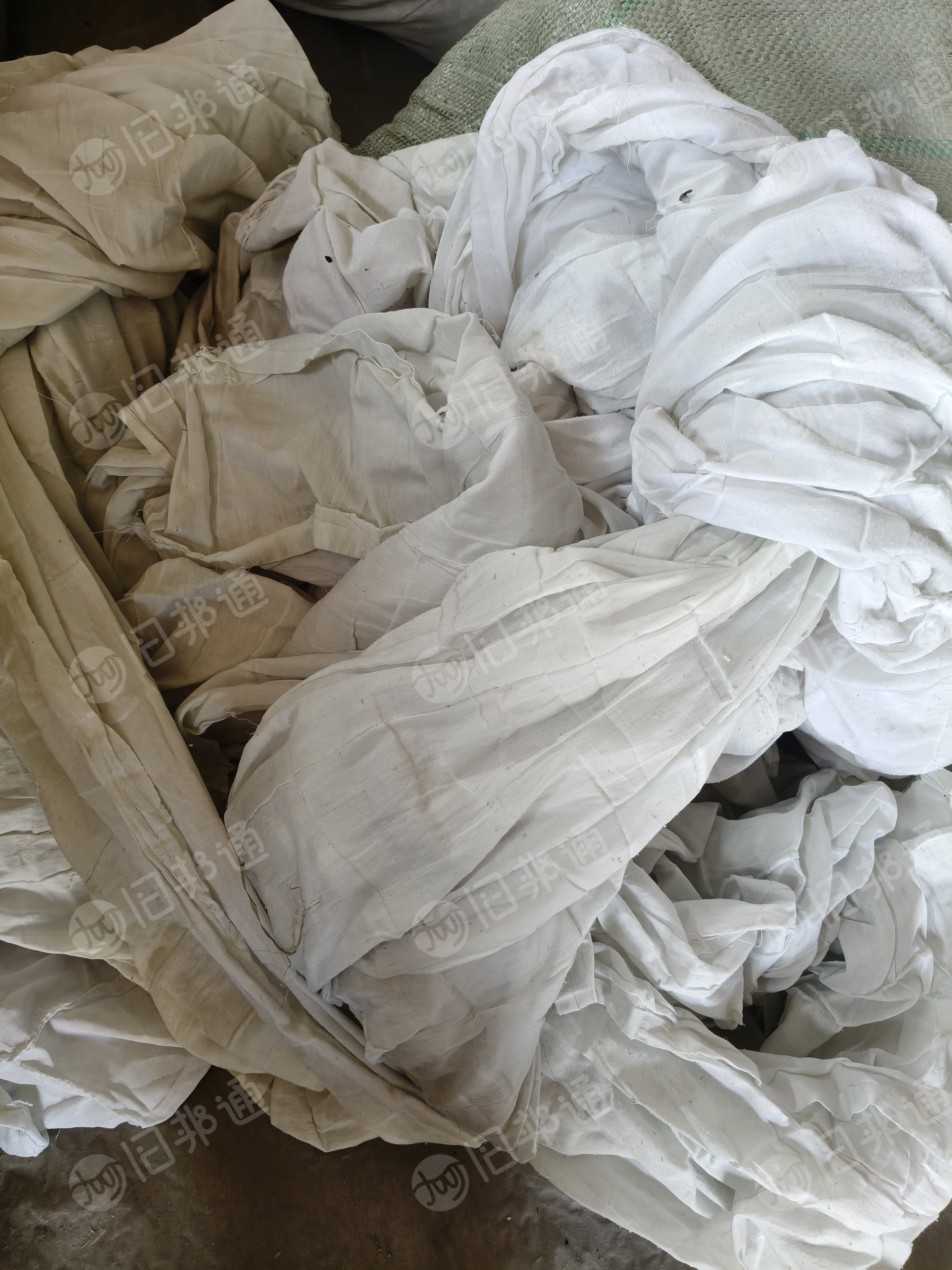 长期出售旧衣服分拣货，旧衣黑料，旧衣服白料，现货各有5吨，货在甘肃武威