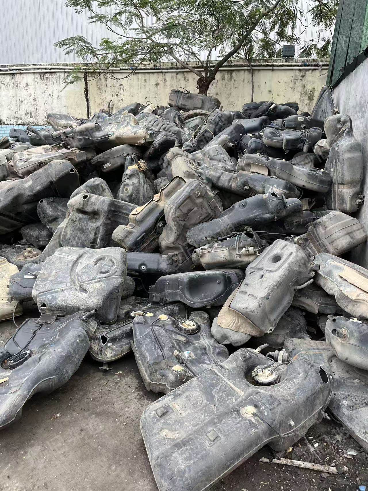 拆解厂出售汽车油箱废料