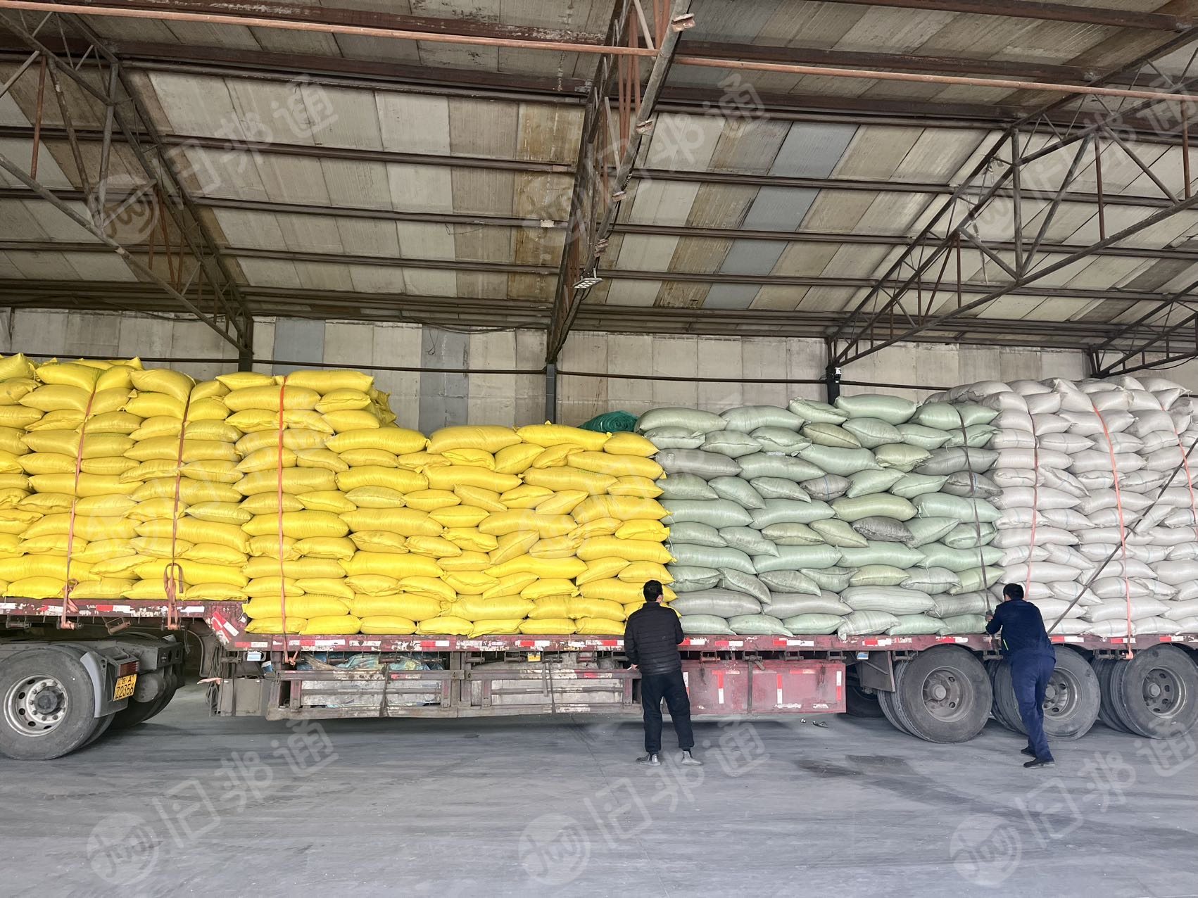 PET瓶片冷热洗蓝白片、各种品质的都有长期大量出货