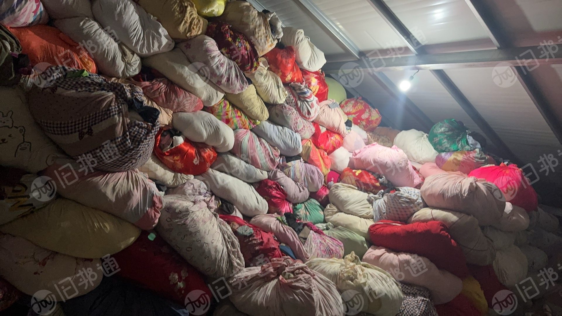 长期出售旧衣服箱子货，上门回收货，黑料都挑掉了，现货十六吨