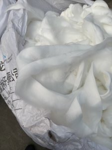 出售涤纶无纺布边角料，复合1公分PP，丙纶含量很小，可以开花用，现货有4.2米一车，货在上海