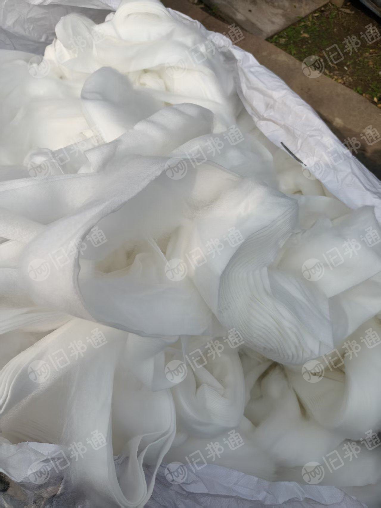 出售涤纶无纺布边角料,复合1公分PP,丙纶含量很小,可以开花用,现货有4.2米一车,货在上海