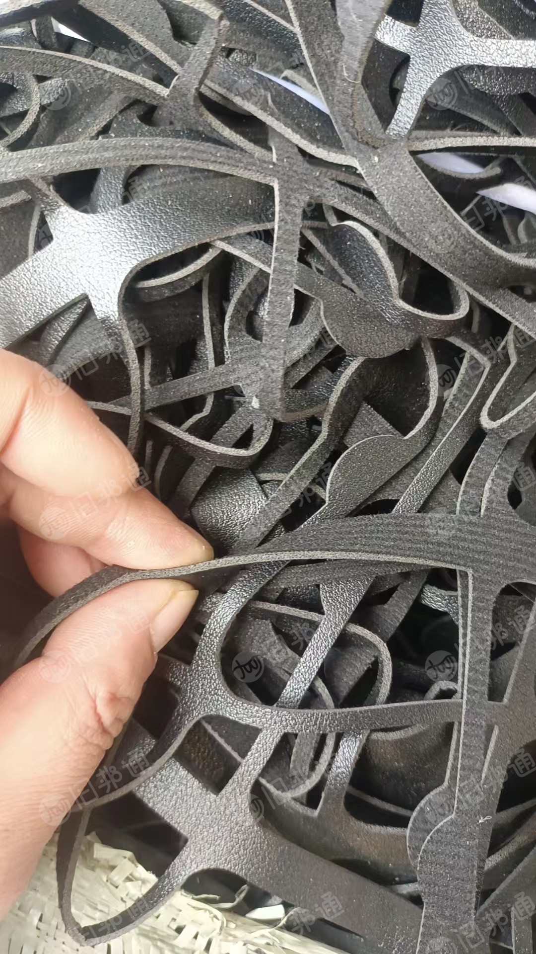 出售PVC皮革料，箱包革边角料，现货8-10吨