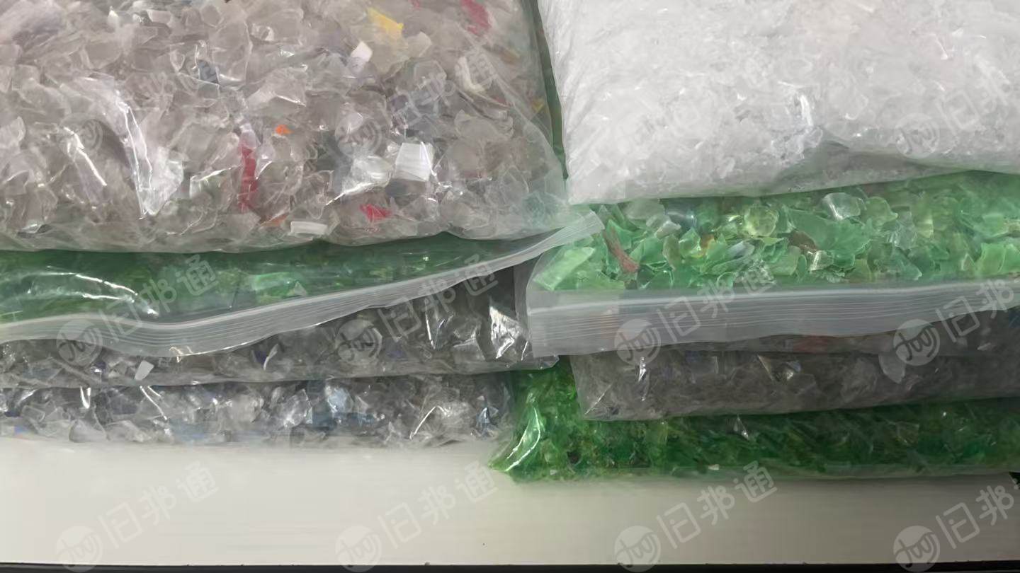 出售瓶片破碎料,热洗冷洗的都有,蓝白、3A、绿片也都有,可以根据客户定制生产