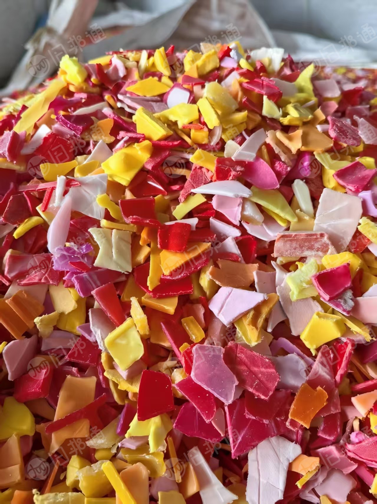 出售红黄共聚破碎料，红低压破碎料，黄低压破碎料，现货一挂车