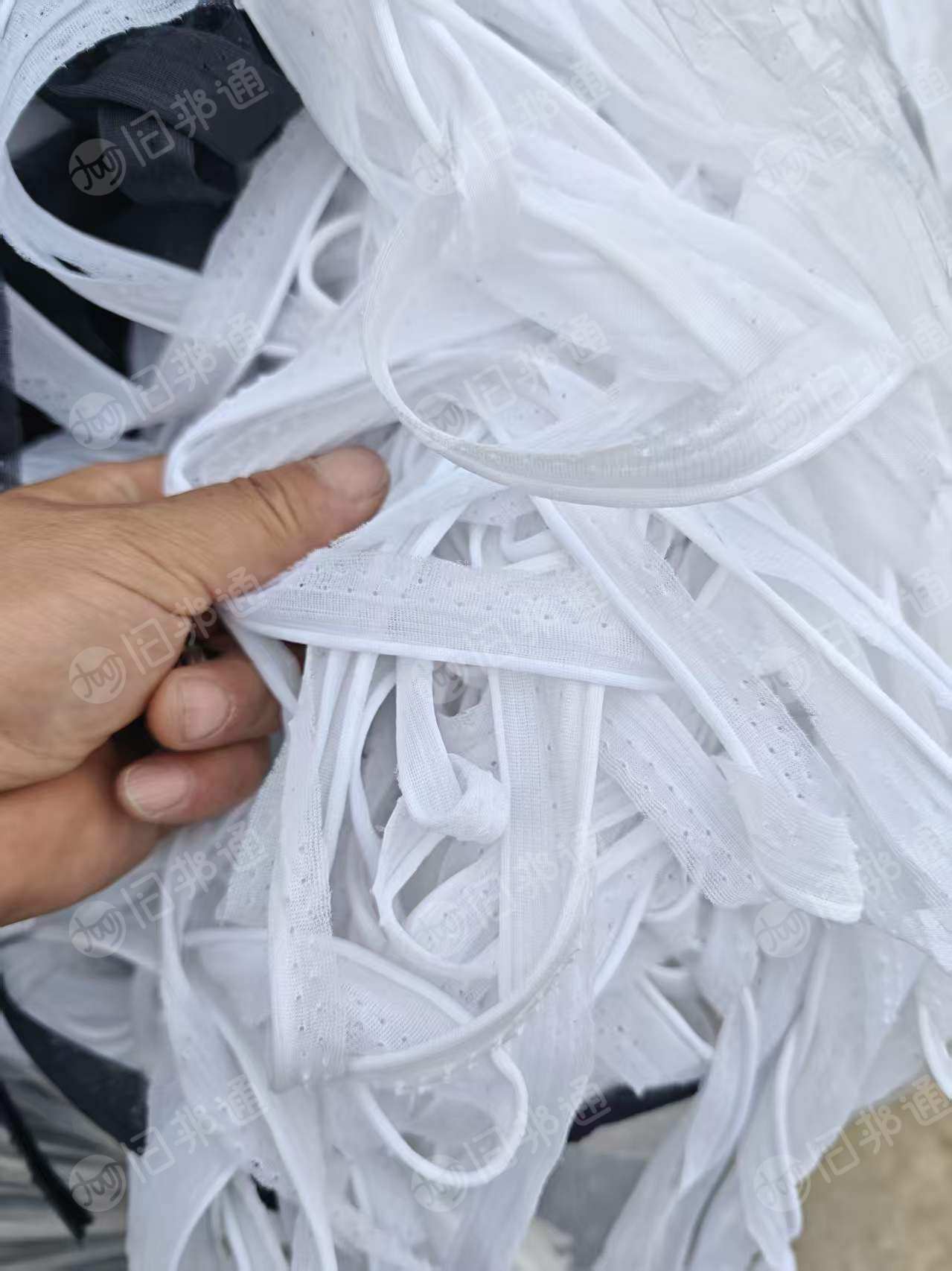 长期出售切边厂下来的涤纶布条，月供10吨