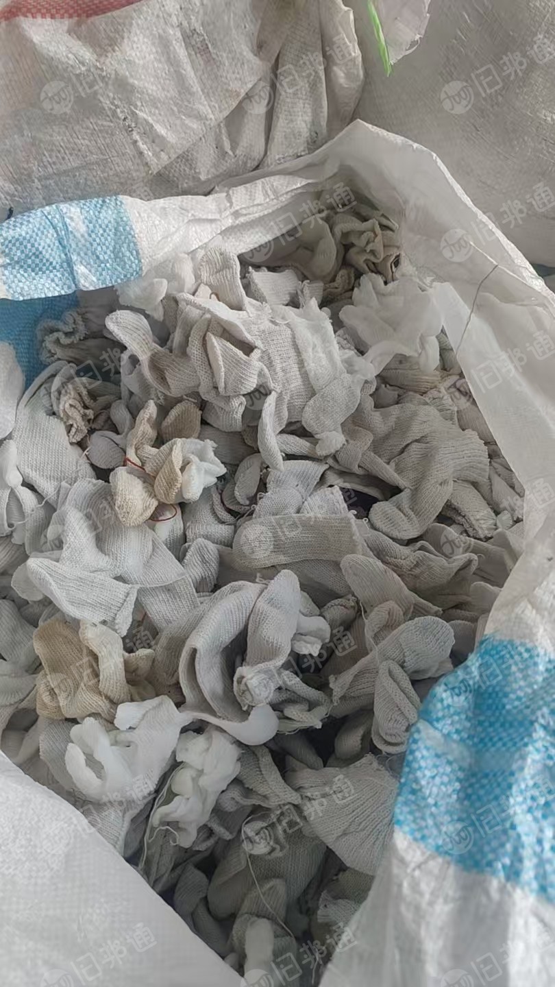 长期出售手套厂下来的涤棉废布，也有尼龙的，涤棉棉含量50以上，百分之八十涤棉的，统货走，现货十几吨