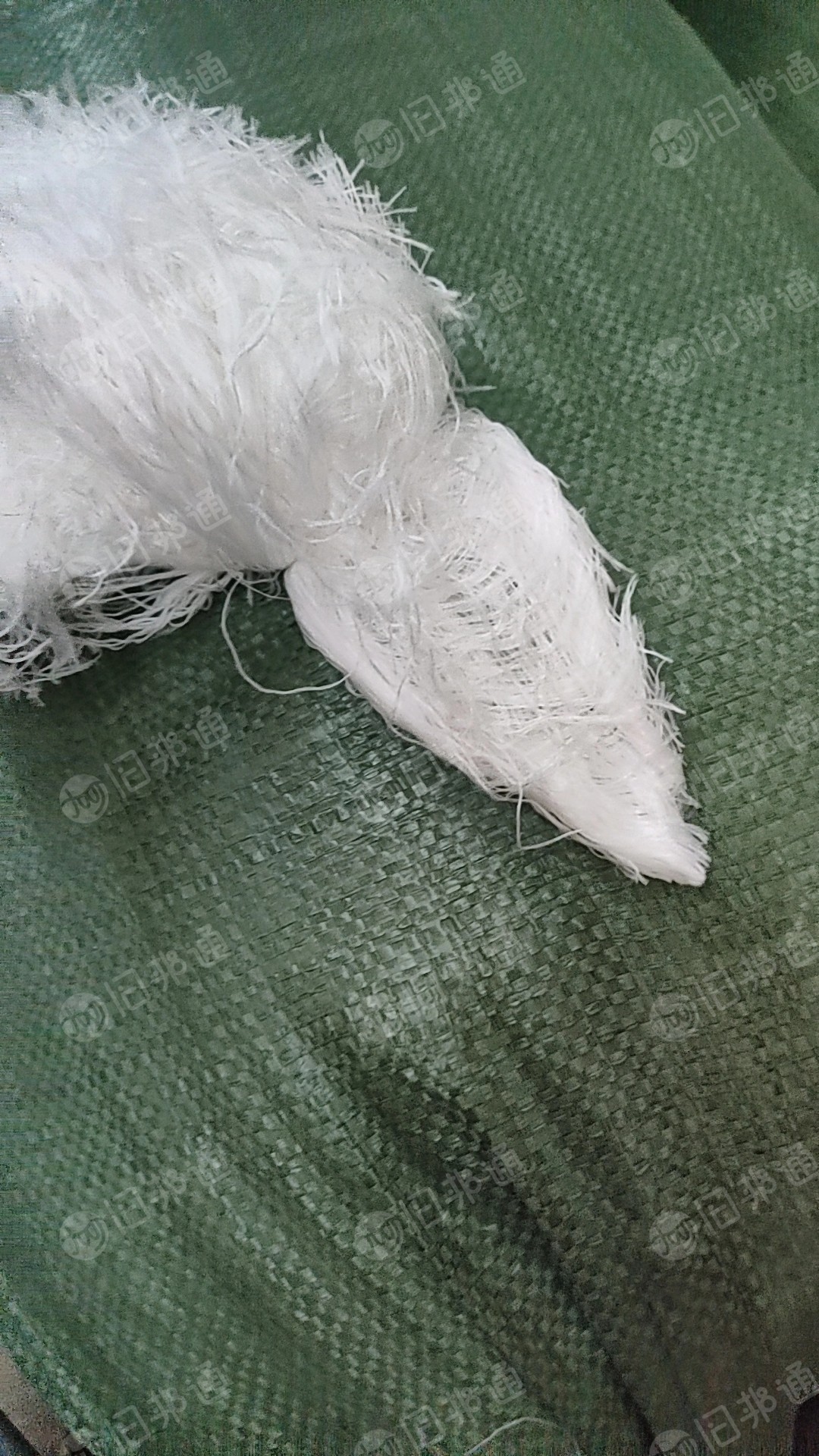 长期出售白色涤纶废丝，涤纶废纱，150D-300D都有，可开花可造粒，现货有5吨左右，货在广东肇庆