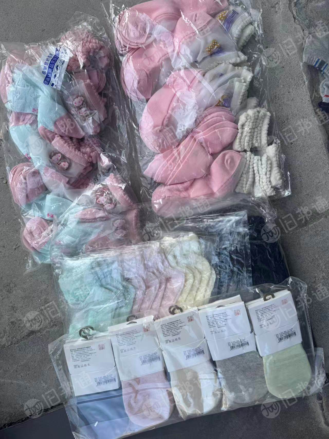 出售电商下架的库存袜子，有成人袜，也有童袜，现货有20多万双，其中童袜1万多双，货在江苏徐州