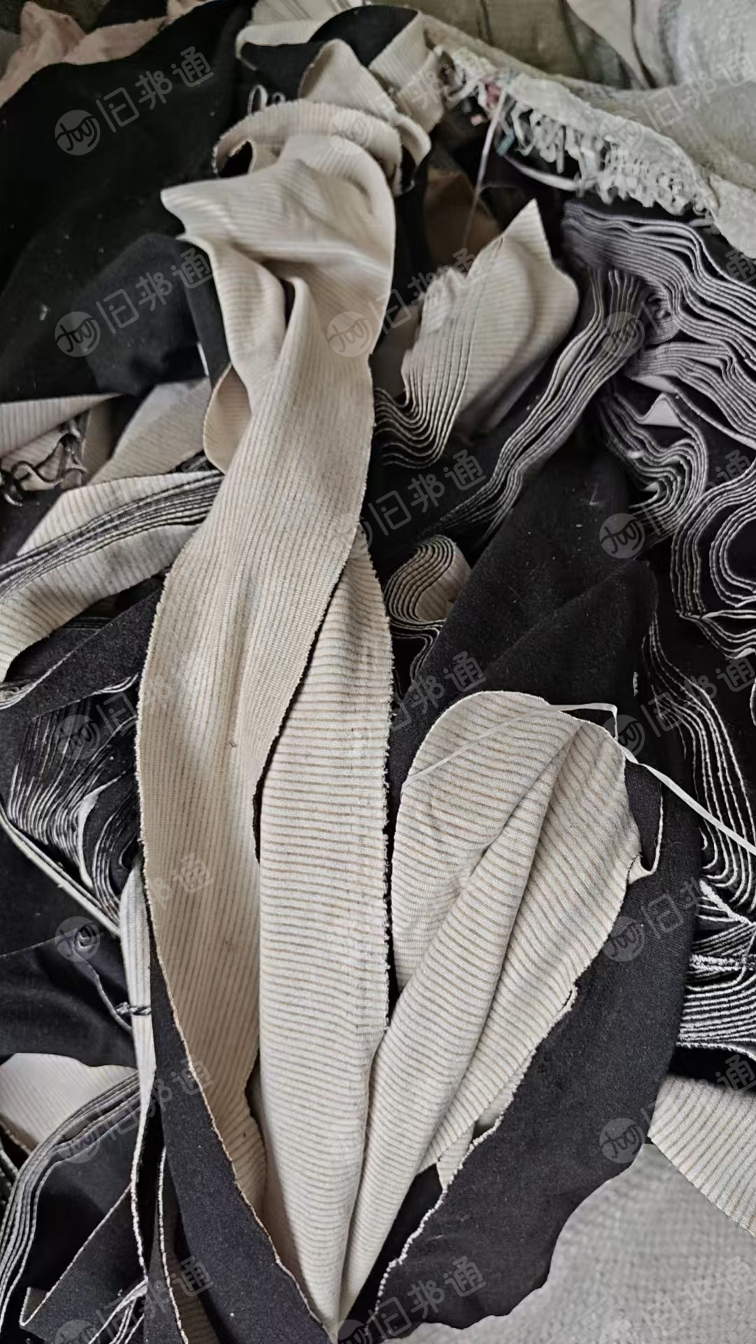 长期出售服装厂下来的杂色涤纶得绒边角料，有涤氨的，大部分涤纶，统货出