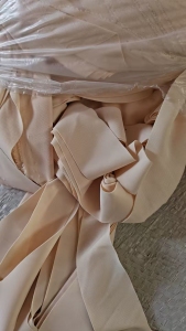 长期出售服装厂下来的杂色锦氨边角料，下脚料，氨纶含量25，45都有