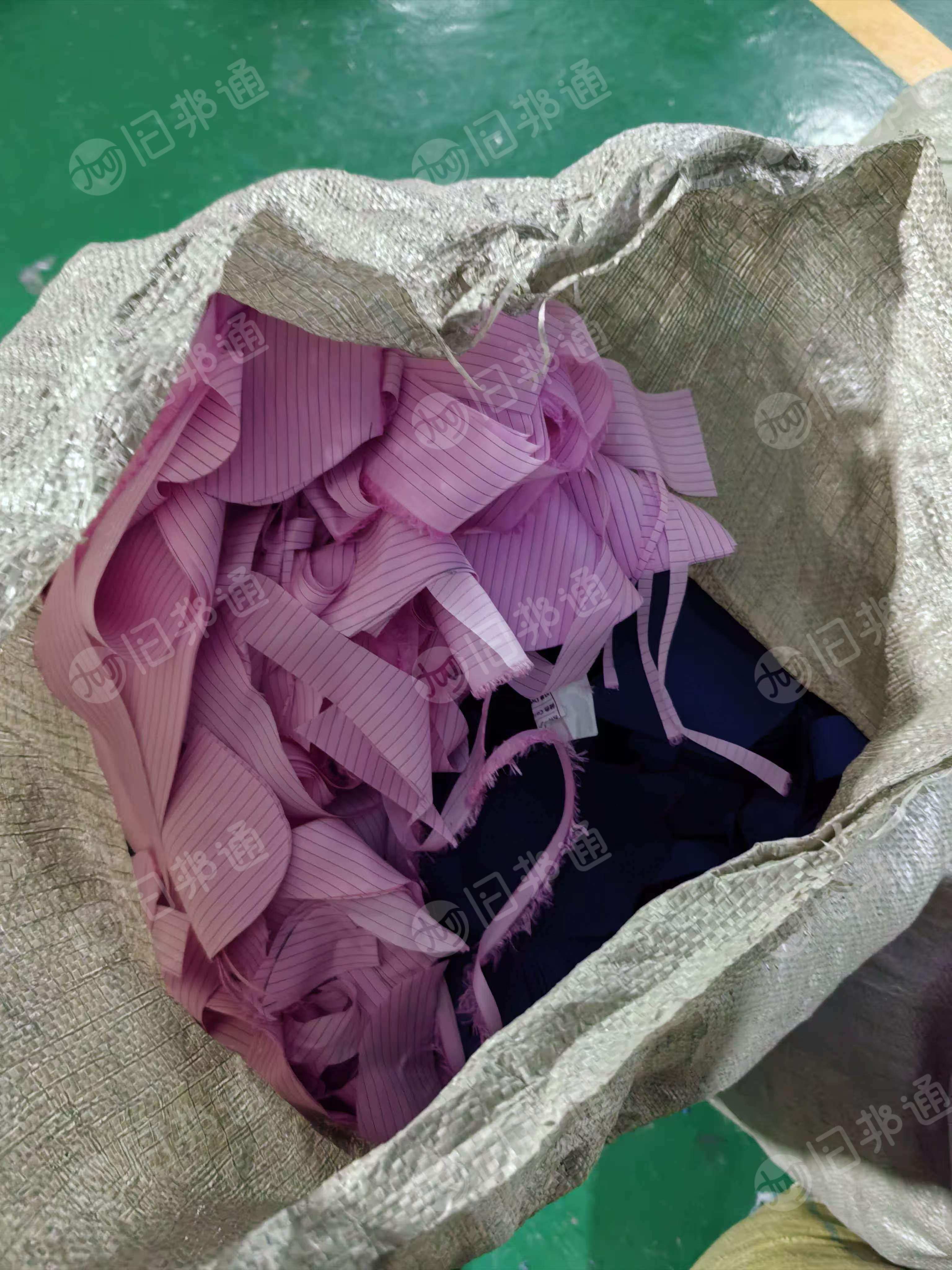 长期出售做防静电服裁下来的杂色涤纶边角料，下脚料，没有杂质，现货10吨
