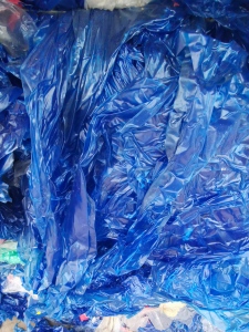 出售软PVC蓝色薄膜，带点胶，现货一车