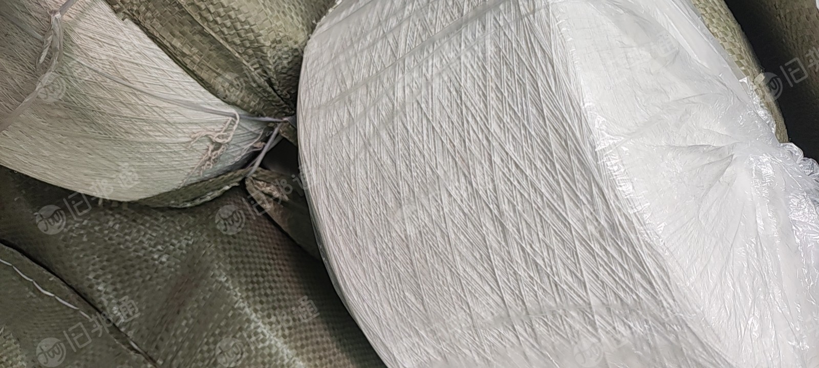 出售气流纺下来的10支涤棉棉纱，库存棉纱，含棉二三十左右，现货4吨