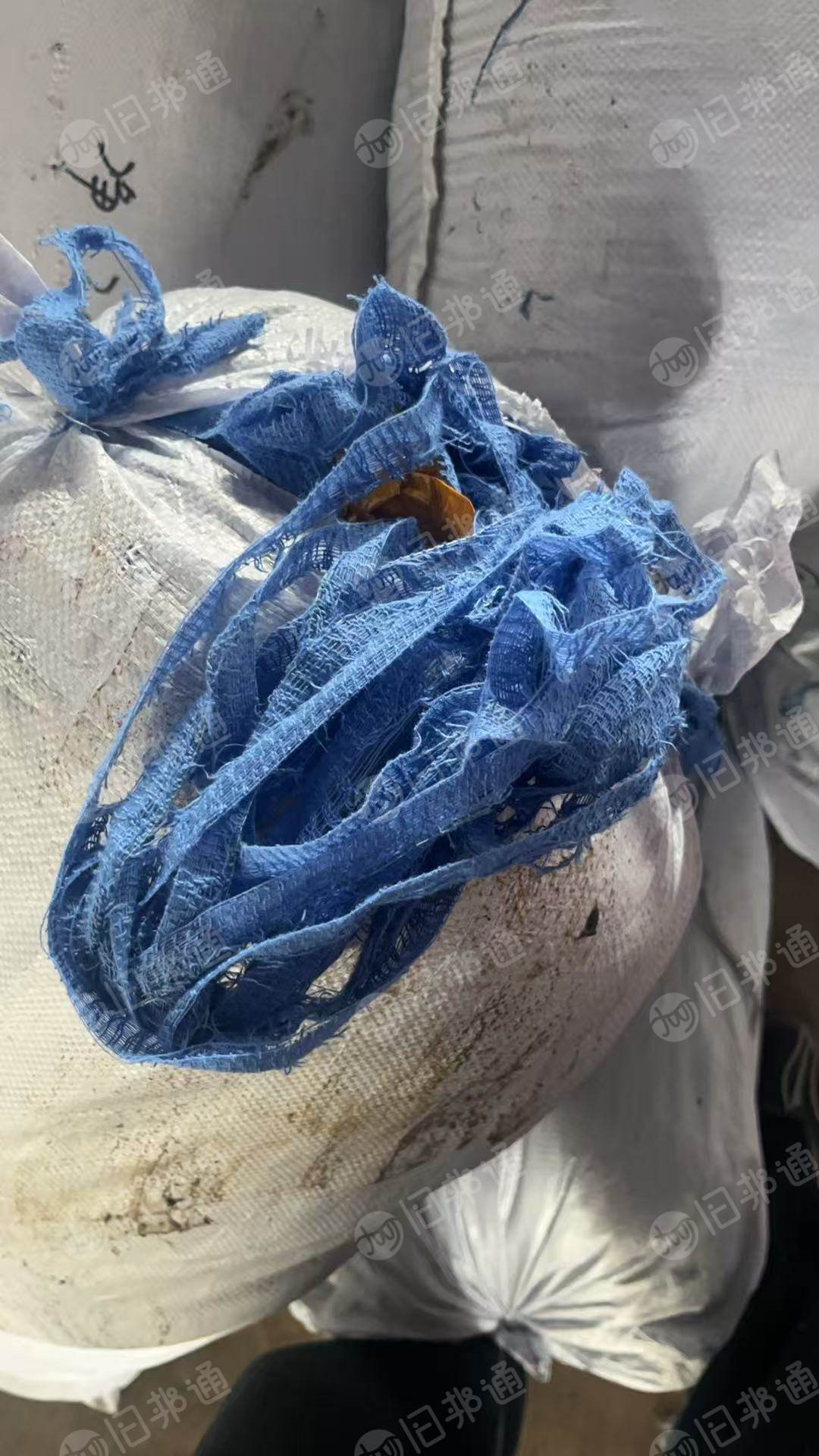 长期出售手术巾裁下来的蓝色涤棉边角料，涤棉废布，含棉90，月供12吨，货在安徽宣城。