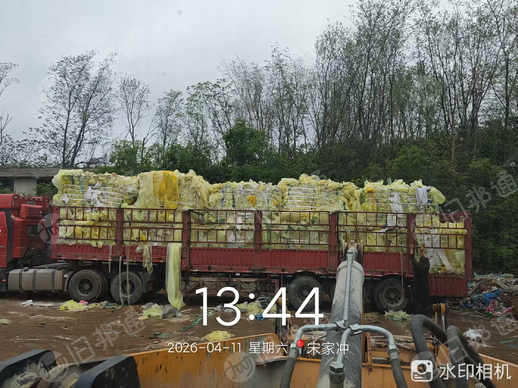 长期出售叶片厂下来的风电黄膜废料，有粉尘，黑胶几乎没有，散膜已打包好