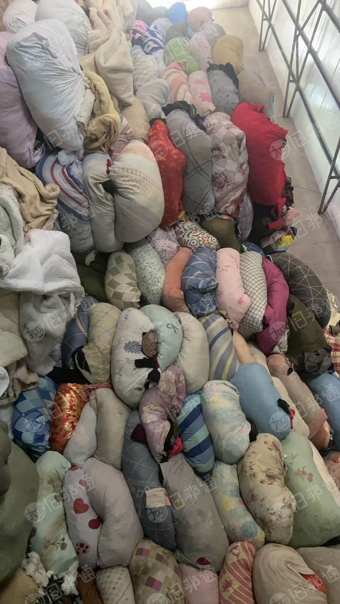 长期大量出售旧衣服黑料，月供50吨，货在新疆乌鲁木齐