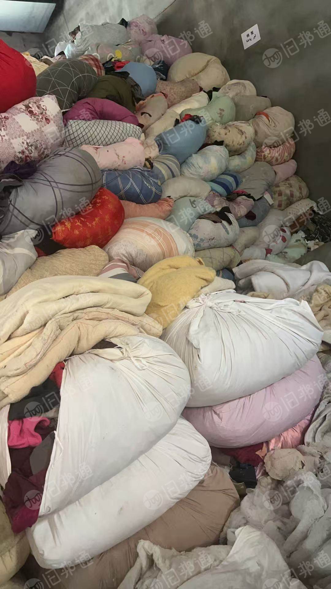 长期大量出售旧衣服黑料，月供50吨，货在新疆乌鲁木齐
