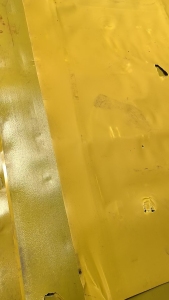 出售HDPE黄色钢卷皮毛料，现货15吨左右