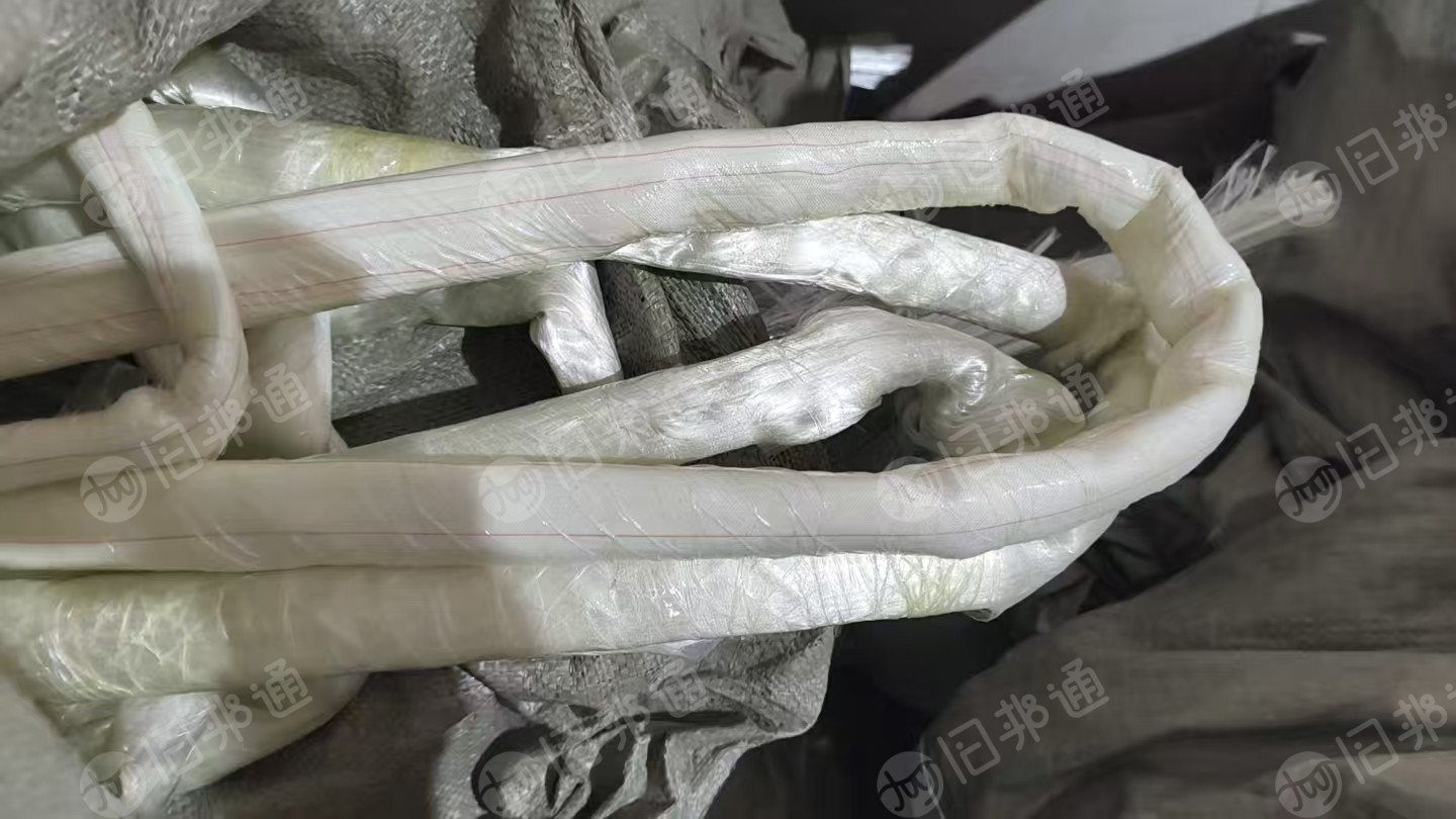 出售无碱淀粉型玻璃纤维废丝，有胶带包着，跟没有胶带包着一起卖，现货有50吨左右，货在山东青岛