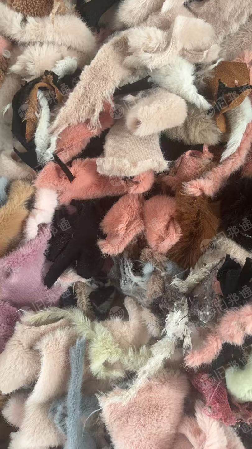 长期出售鞋子边角料，绒布边角料，涤纶废布，月供200多吨，货在浙江宁波