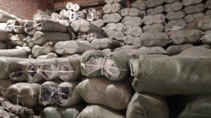 长期出售图层厂下来的涤纶布条，打绳料，现货100吨，货在浙江嘉兴海宁