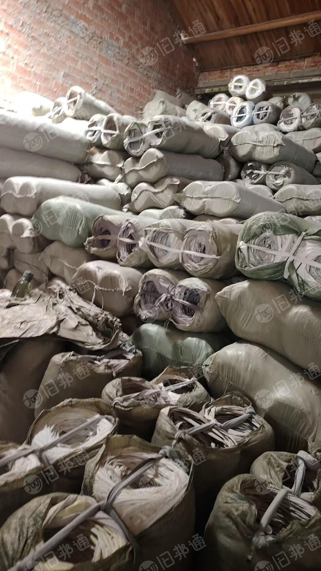 长期出售图层厂下来的涤纶布条，打绳料，现货100吨，货在浙江嘉兴海宁