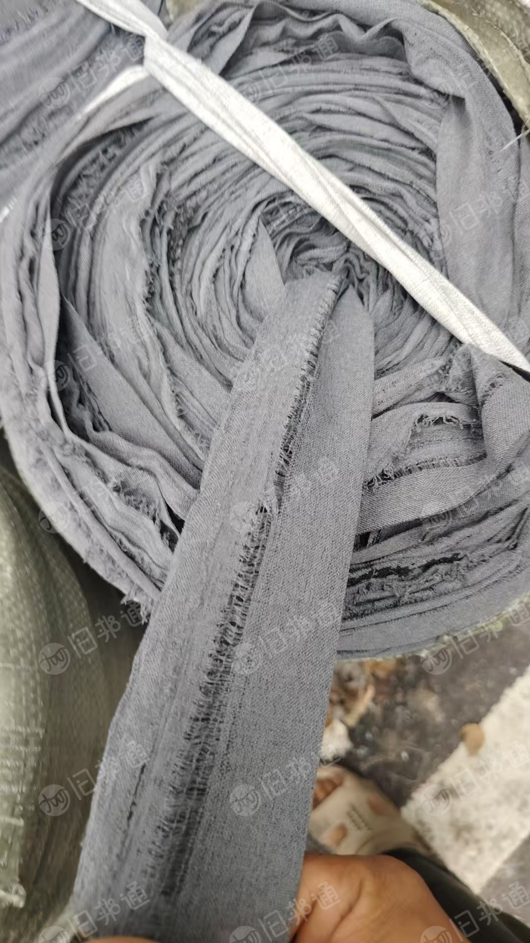 长期出售图层厂下来的涤纶布条，打绳料，现货100吨，货在浙江嘉兴海宁