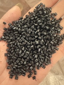 出售黑色Pc+ABS合金颗粒，冲击12+，韧性好，价格4xxx，量大价优，可做充电外壳，夹具等产品.