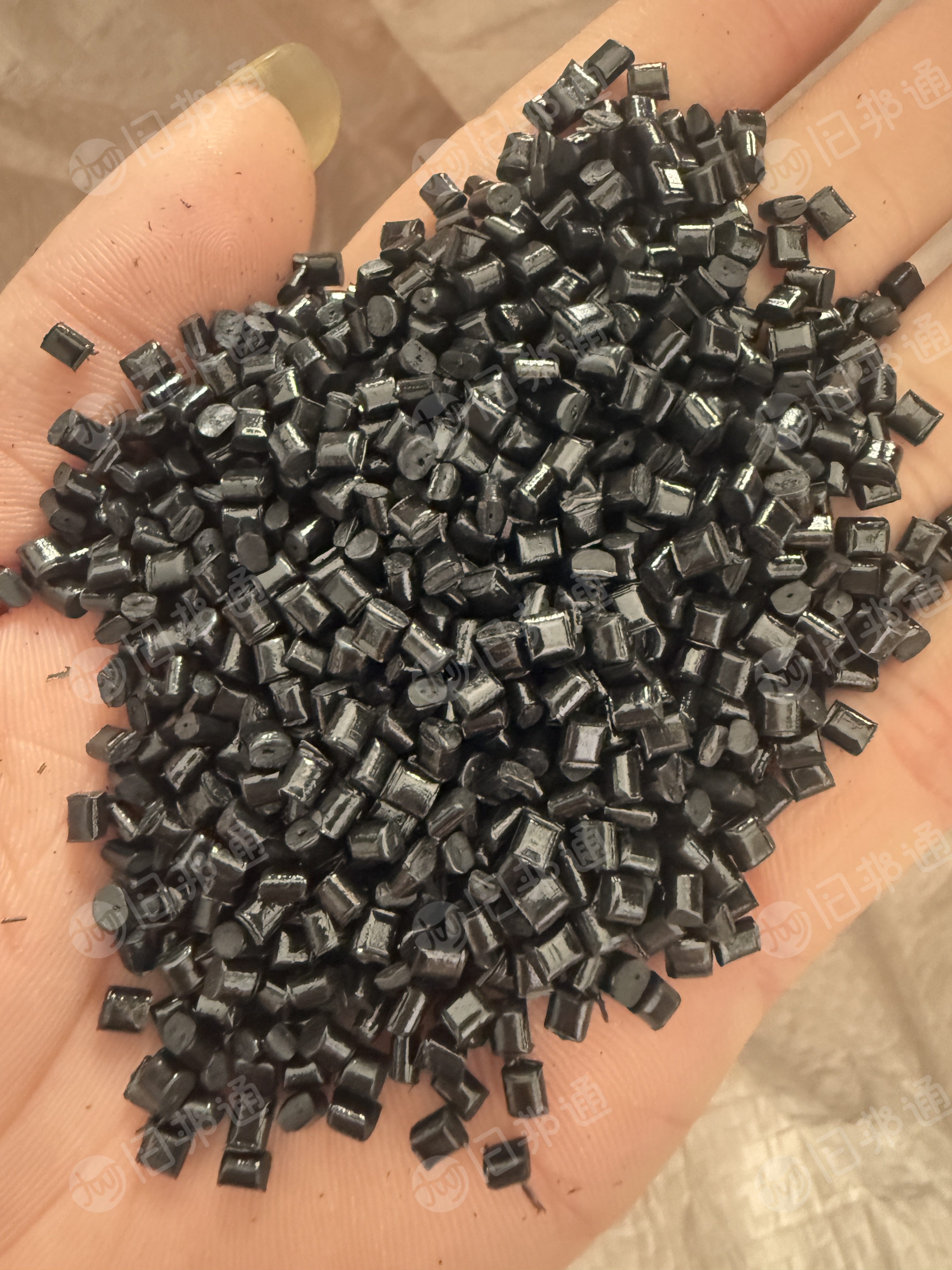 出售黑色Pc+ABS合金颗粒，冲击12+，韧性好，价格4xxx，量大价优，可做充电外壳，夹具等产品.