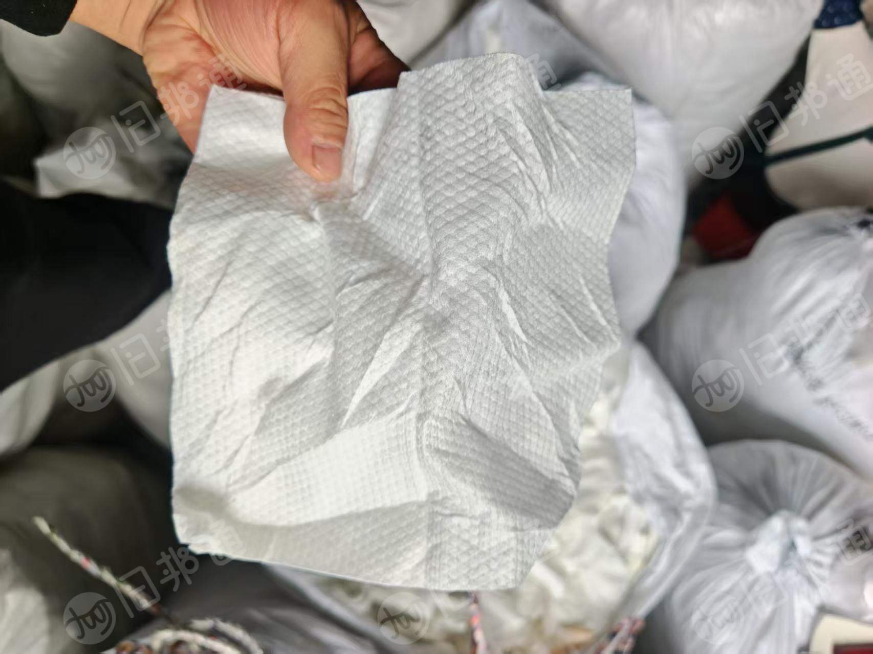 长期出售制品厂下来的涤纶配比水刺无纺布干巾湿巾下脚料，无纺布边角料，含水30左右，现货20吨