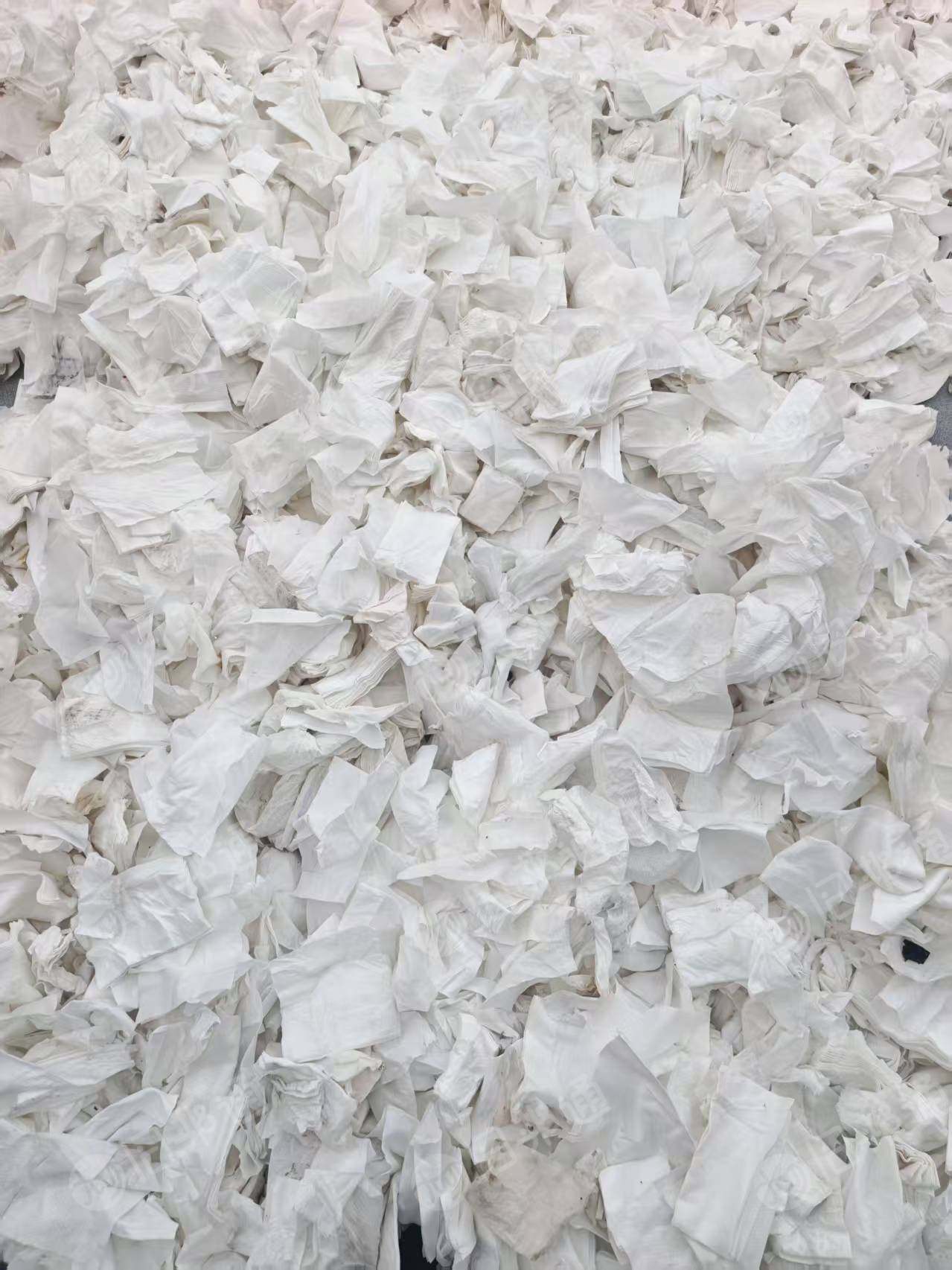 长期出售制品厂下来的涤纶配比水刺无纺布干巾湿巾下脚料，无纺布边角料，含水30左右，现货20吨