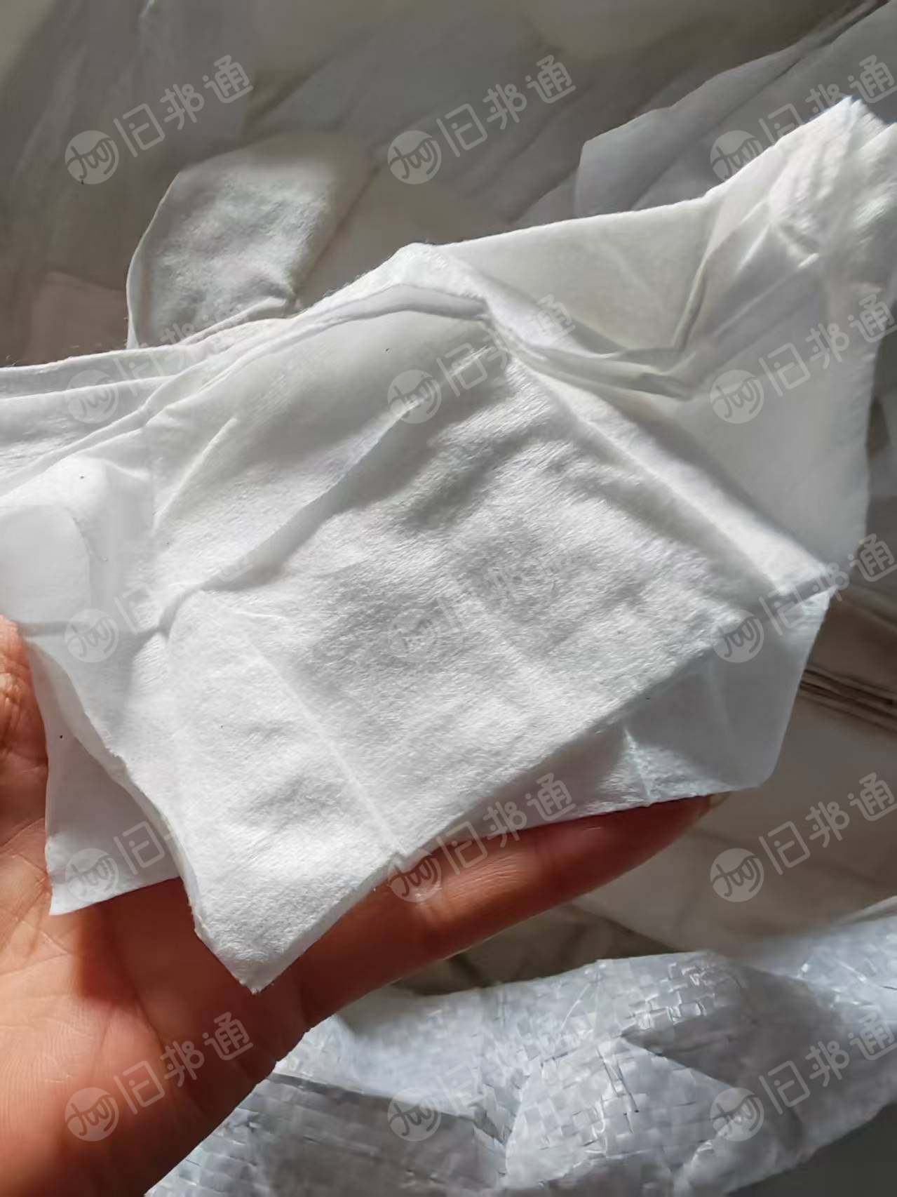 长期出售制品厂下来的涤纶配比水刺无纺布干巾湿巾下脚料，无纺布边角料，含水30左右，现货20吨