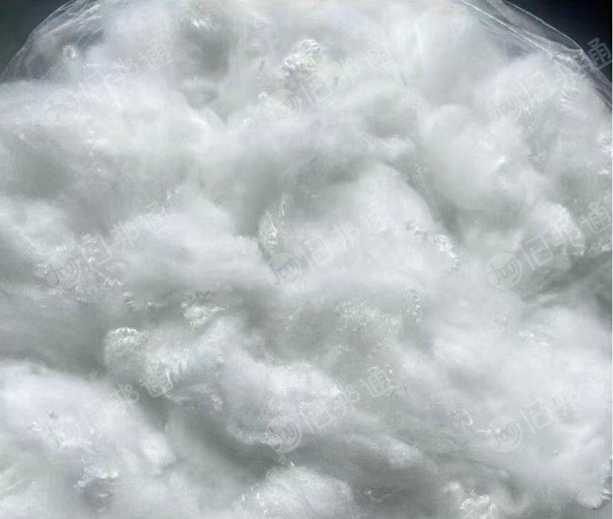 长期出售化纤厂下来的涤纶纤维，涤纶短纤，2.5D×51，有本白跟增白的，厂在江苏苏州