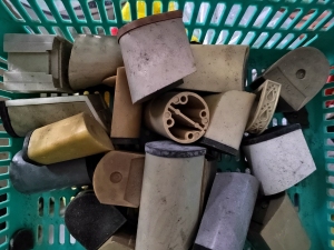 出售ABS毛料，鞋跟鞋厂下来的有分带铁和不带铁已经区分好，现货20吨