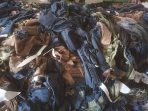 长期出售服装厂老色涤纶废布，涤纶边角料，现货100吨