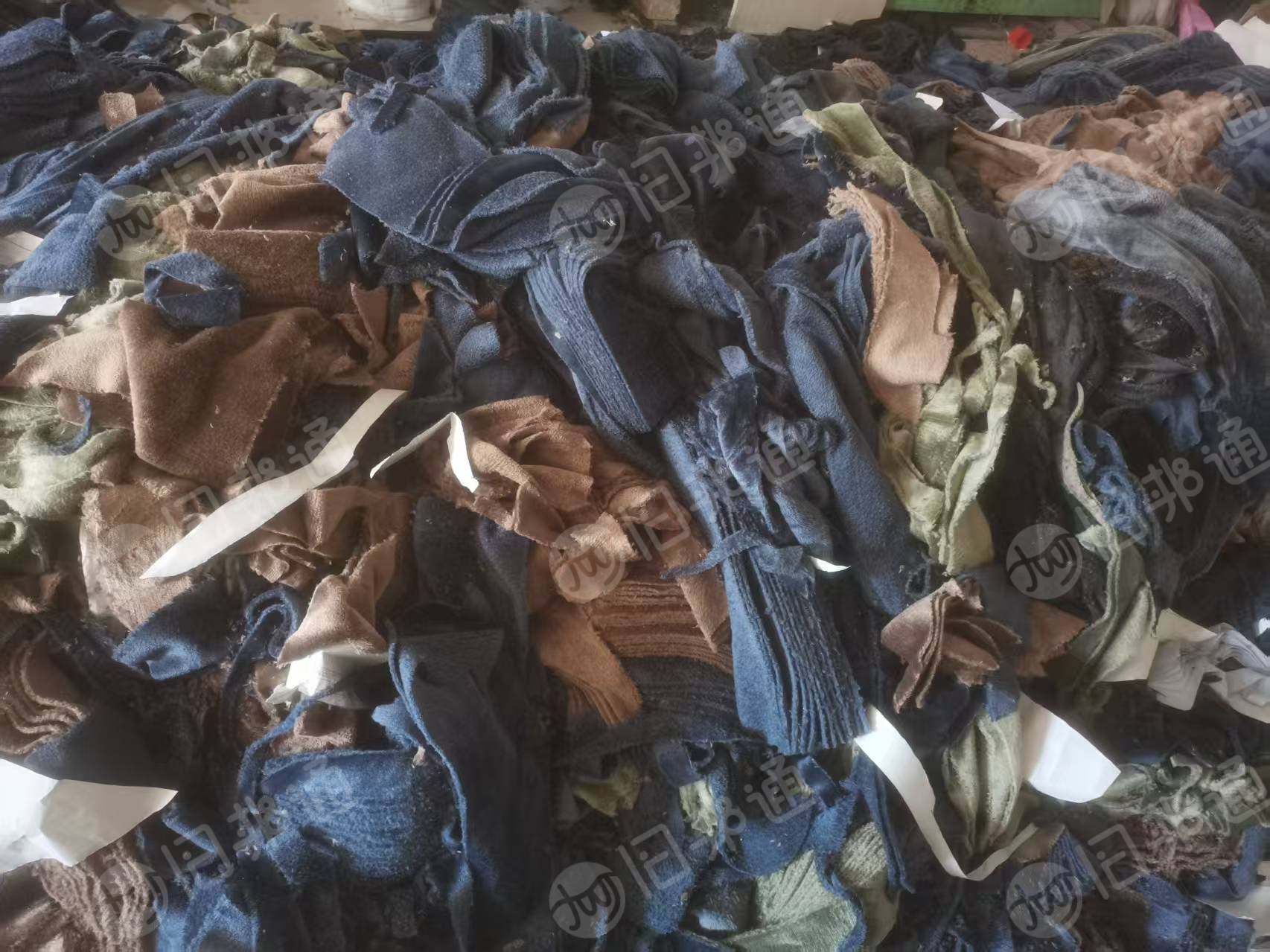 长期出售服装厂老色涤纶废布，涤纶边角料，现货100吨