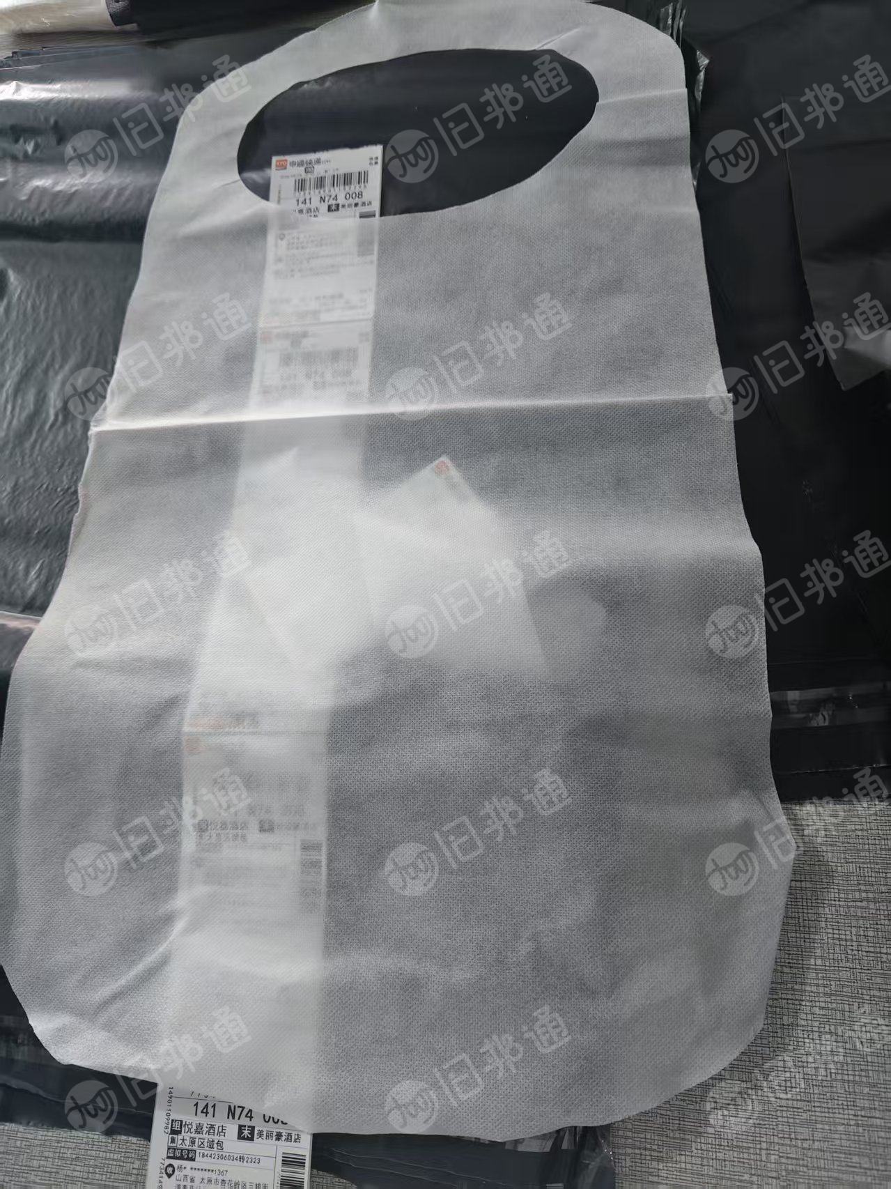 长期出售做围裙下来的杂色无纺布边角料，无纺布下脚料，月供7吨，货在江苏苏州。